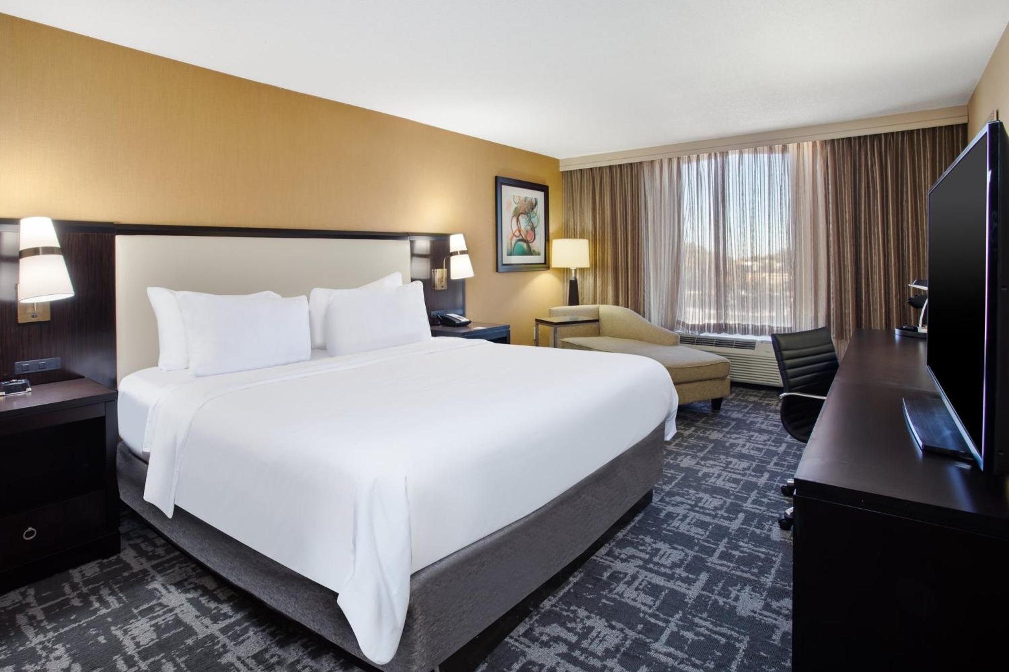 คราวน์ พลาซา กรีนวิลล์ Hotel ภายนอก รูปภาพ